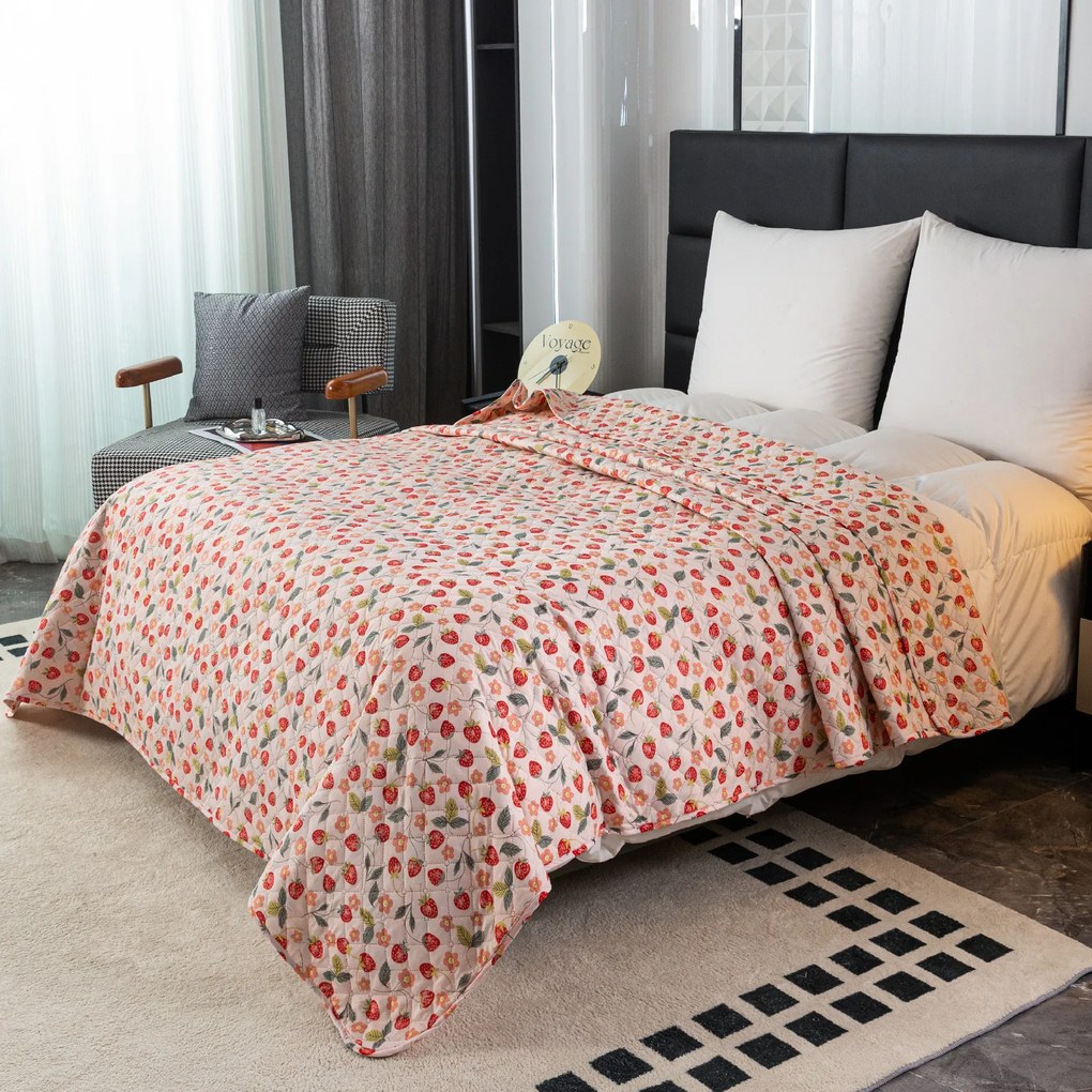 Cuvertura de pat STRAWBERRY roz Dimensiune: 220 x 240 cm