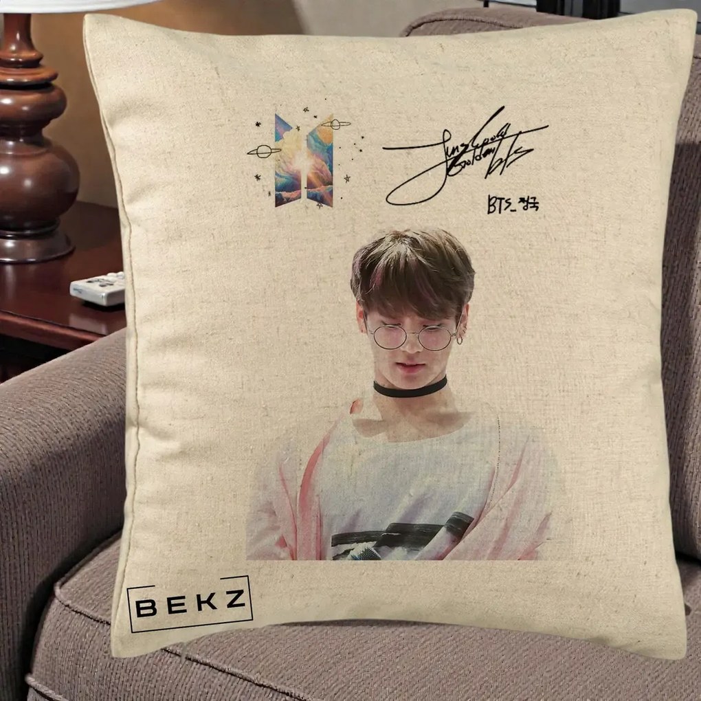 Perna Personalizata K-pop BTS Jungkook Portret cu Ochelari Autograf, 40x40 cm, Bej, Husa Detasabila, Perna Inclusa, BEKZ®