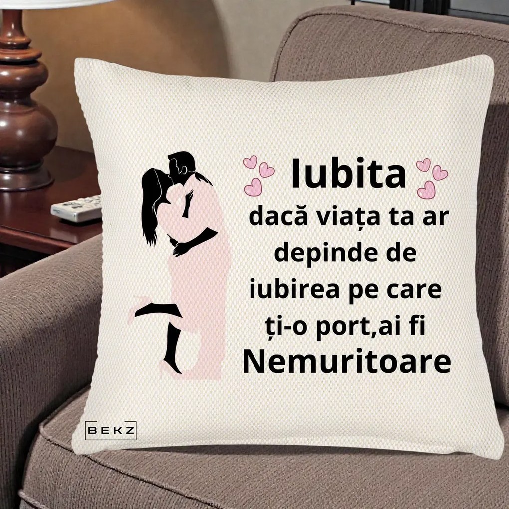 Cadou pentru Iubita - Perna Personalizata Iubita Nemuritoare cu Siluete de Cuplu, 40x40 cm, Crem Reliefat, Husa Detasabila, Perna Inclusa, BEKZ®