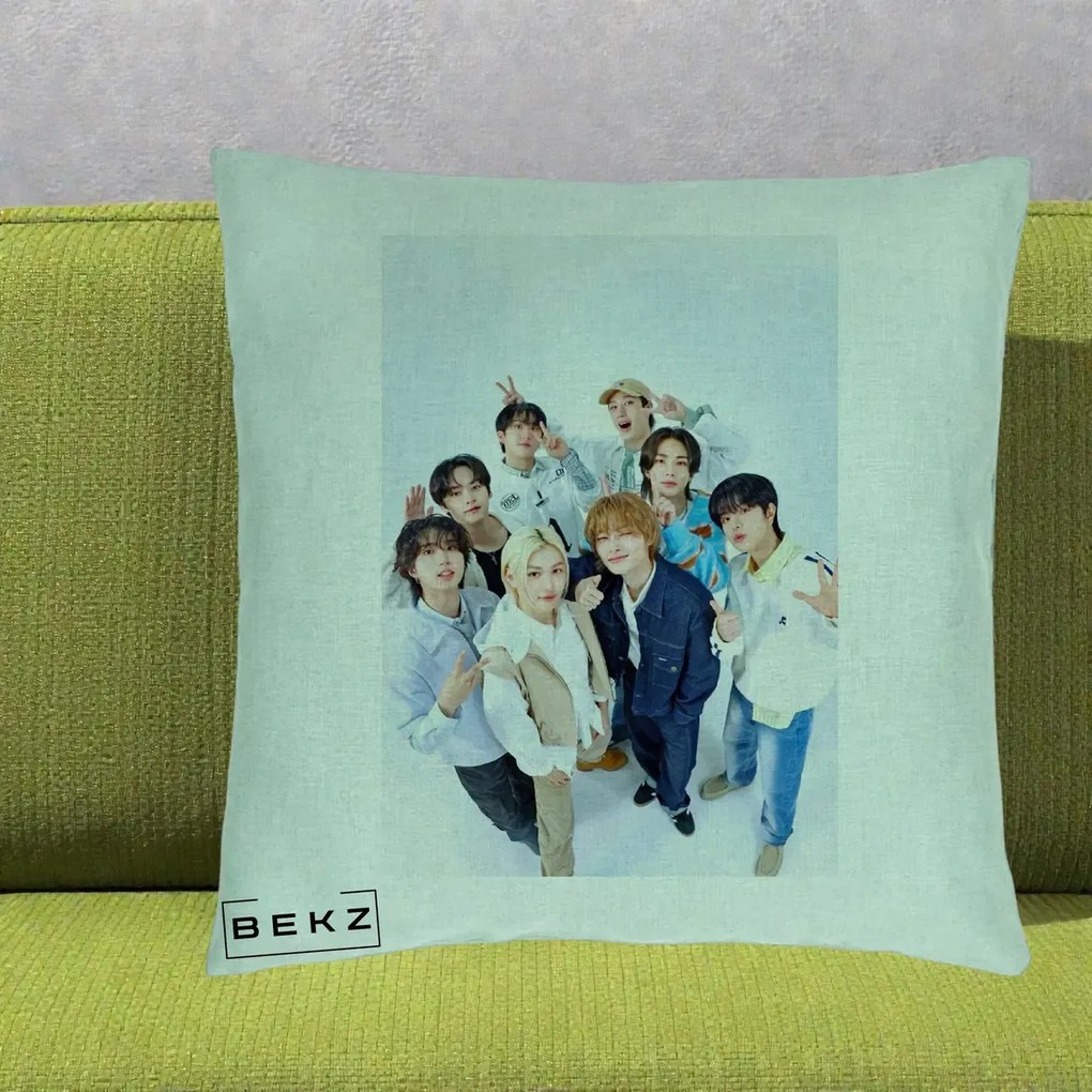 Perna Personalizata K-pop Stray Kids Foto Grup Alb cu 8 Membrii de Sus, 40x40 cm, Verde Menta, Husa Detasabila, Perna Inclusa, BEKZ®