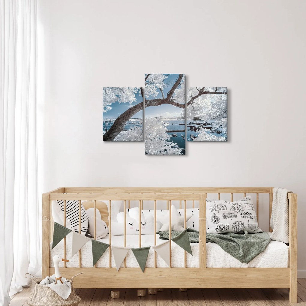 Tablou cu copac înzăpezit lângă apă (90x60 cm)