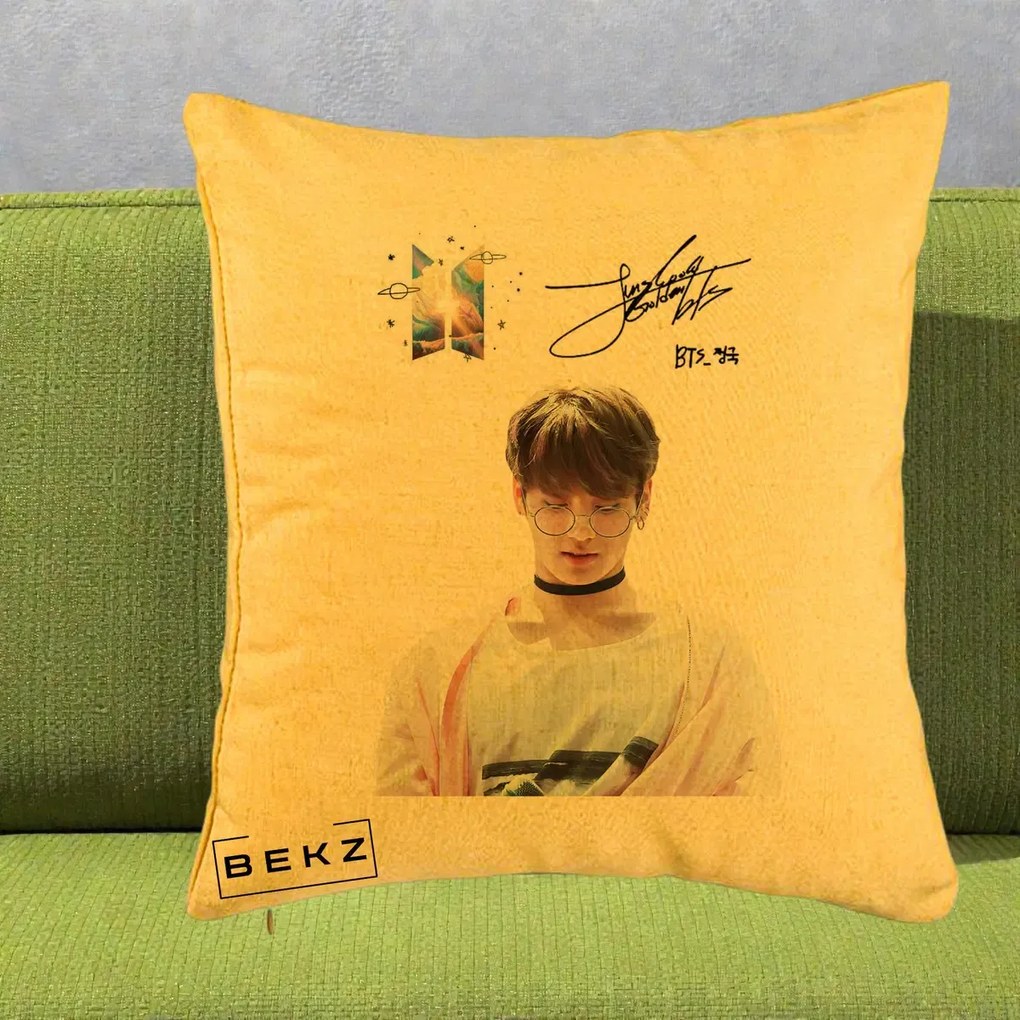 Perna Personalizata K-pop BTS Jungkook Portret cu Ochelari Autograf, 40x40 cm, Galben, Husa Detasabila, Perna Inclusa, BEKZ®