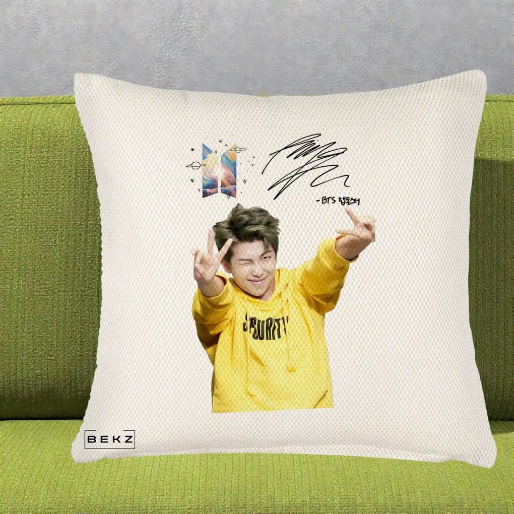 Perna Personalizata K-pop BTS RM Namjoon Hanorac Galben Autograf, 40x40 cm, Crem Reliefat, Husa Detasabila, Perna Inclusa, BEKZ®