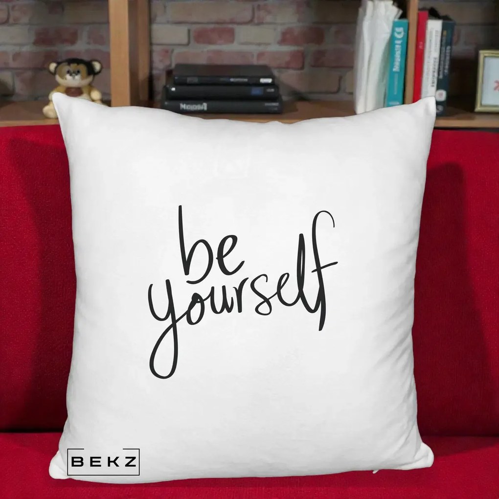 Perna Decorativa Be Yourself Caligrafie Neagra, 40x40 cm, Alb Pufos, Husa Detasabila, Perna Inclusa, BEKZ®