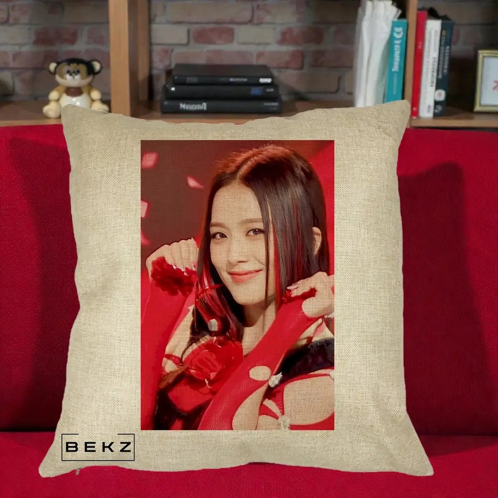 Perna Personalizata K-pop BLACKPINK Jisoo Rosu, 40x40 cm, Crem, Husa Detasabila, Perna Inclusa, BEKZ®