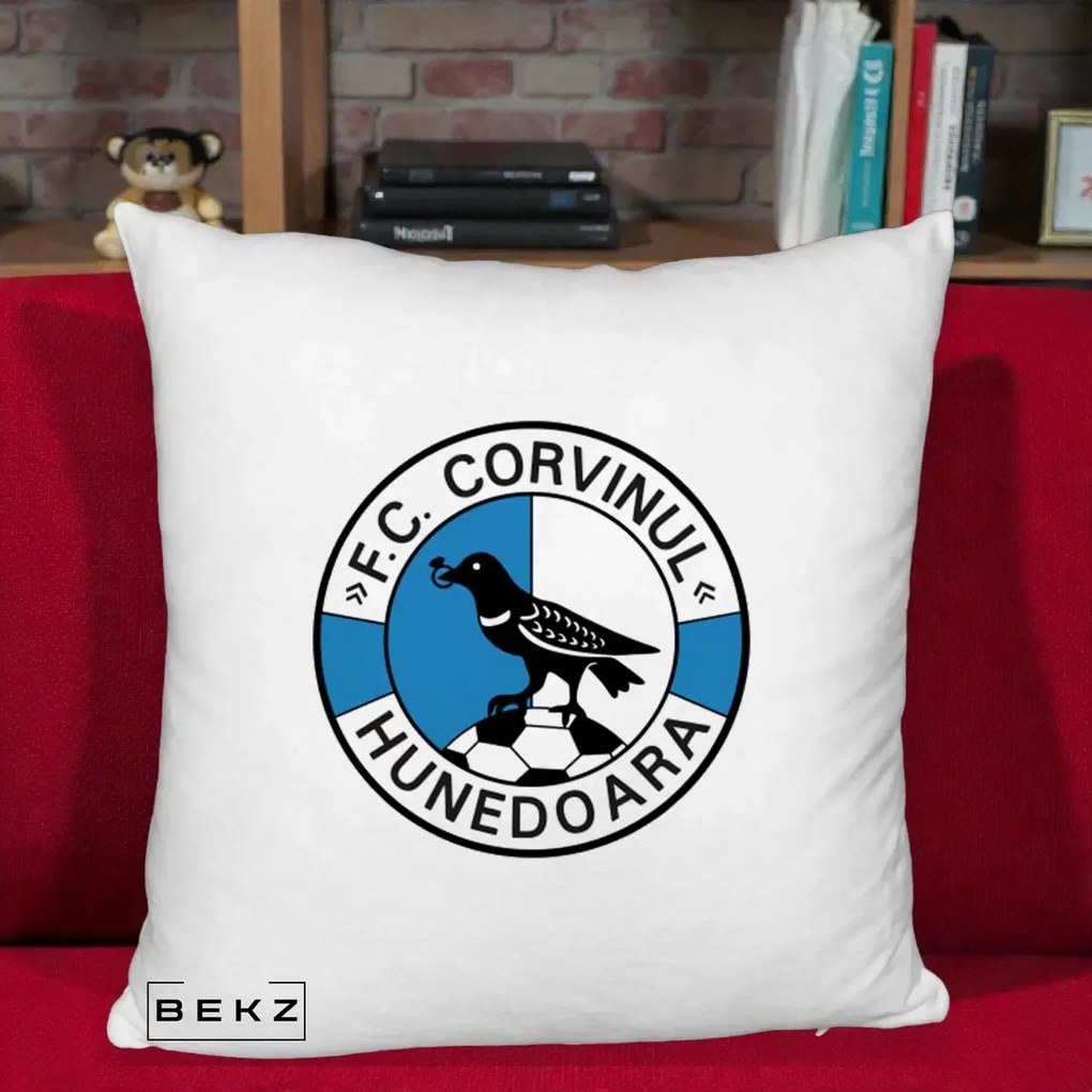 Perna Personalizata FC Corvinul Hunedoara Fotbal, 40x40 cm, Alb Pufos, Husa Detasabila, Perna Inclusa, BEKZ®