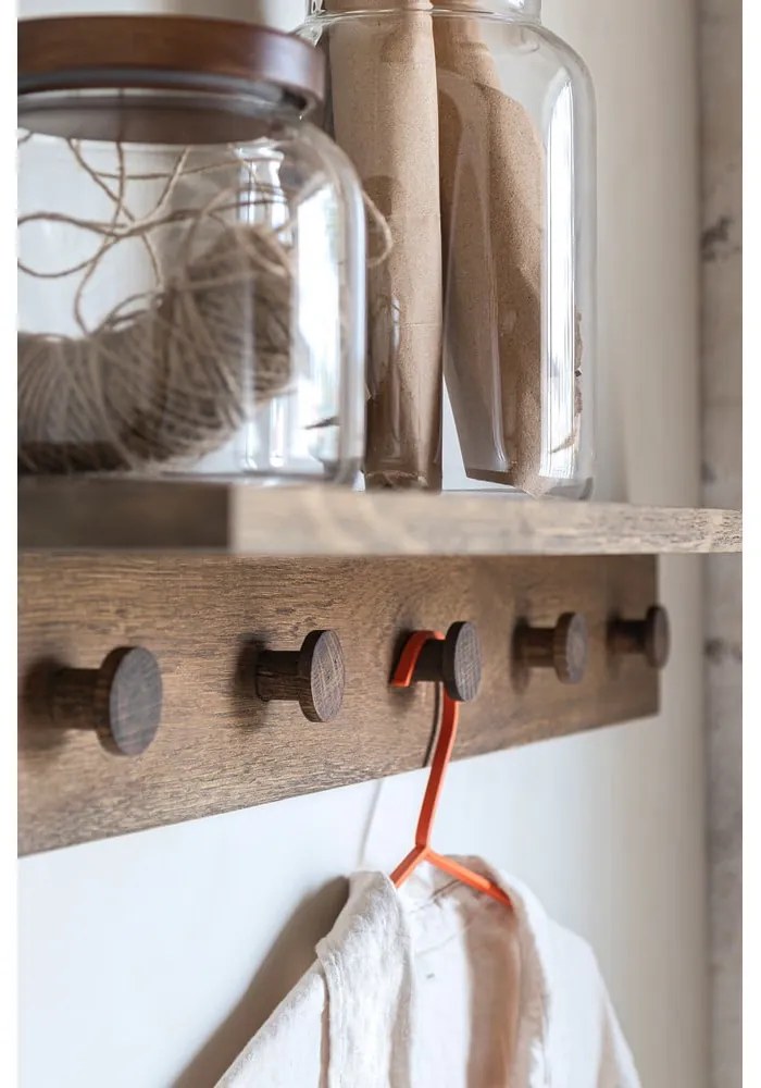 Cuier de perete maro cu raft din lemn de stejar 90 cm Showcase – Mette Ditmer Denmark