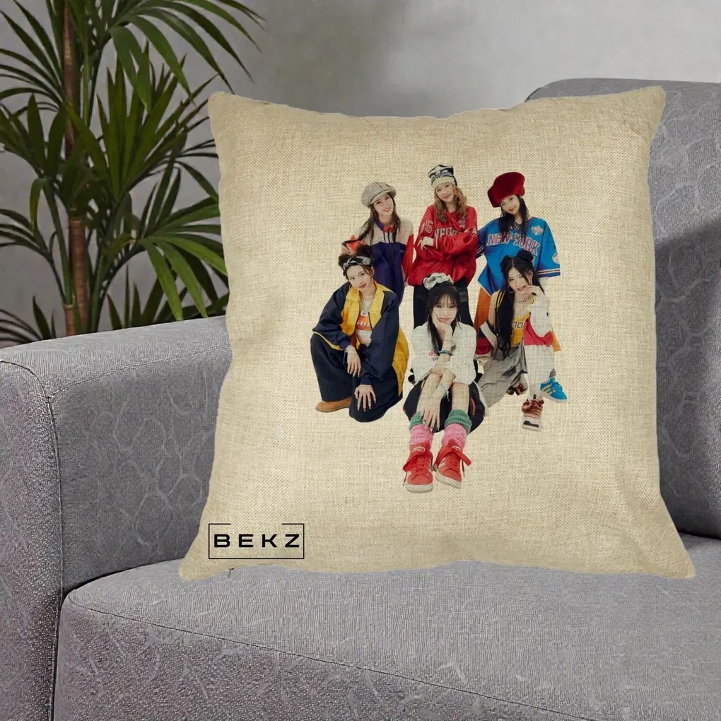 Perna Personalizata Grup K-pop Fete Streetwear Foto, 40x40 cm, Crem, Husa Detasabila, Perna Inclusa, BEKZ®