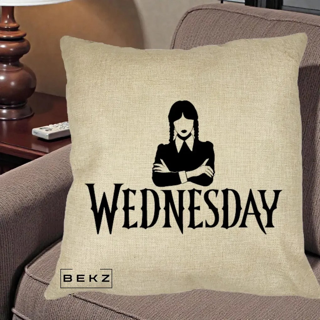 Perna Personalizata Wednesday Addams cu Brate Incrucisate, 40x40 cm, Crem, Husa Detasabila, Perna Inclusa, BEKZ®