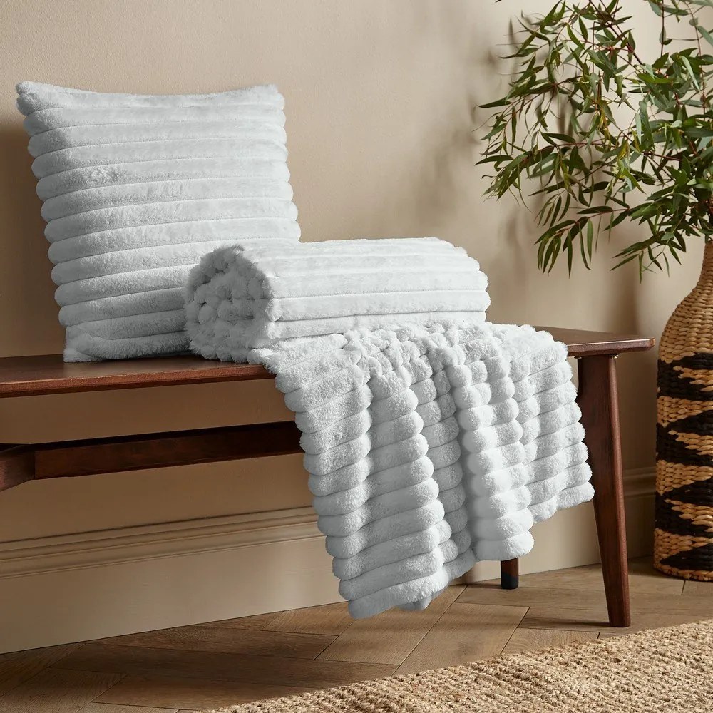 Pătură albă din micropluș/cocolino 130x170 cm Cosy Ribbed – Catherine Lansfield