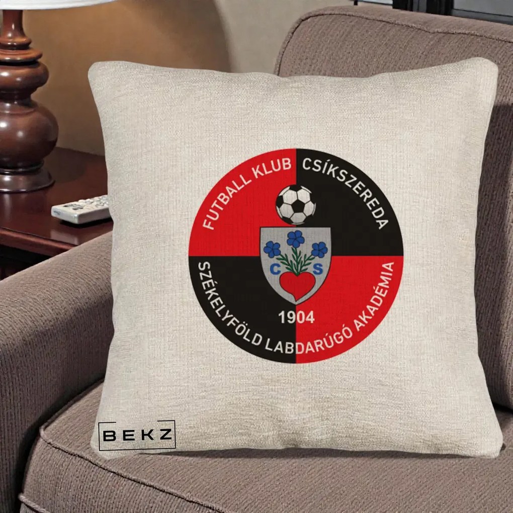 Perna Personalizata FK Csikszereda 1904 Fotbal, 40x40 cm, Bej Canapea, Husa Detasabila, Perna Inclusa, BEKZ®