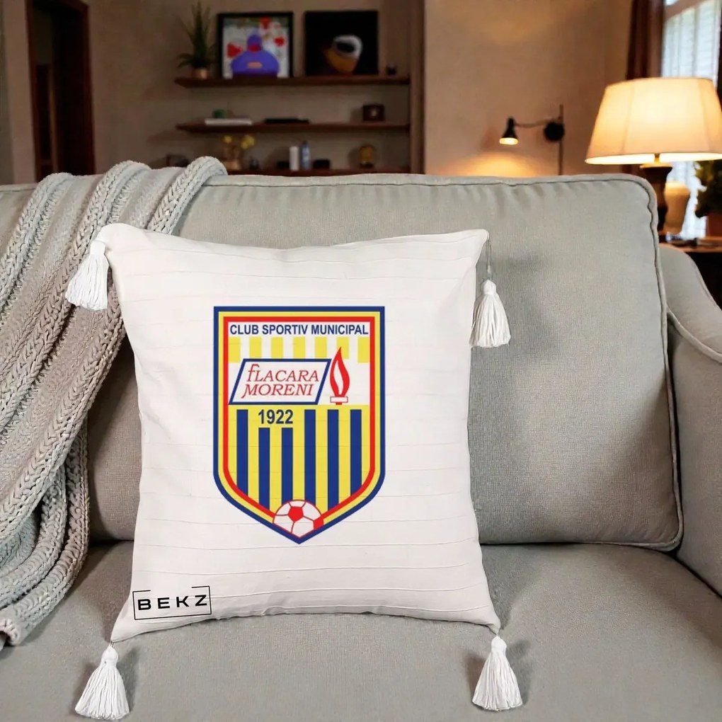 Perna Personalizata CSM Flacara Moreni 1922 Fotbal, 40x40 cm, Bej cu Franjuri, Husa Detasabila, Perna Inclusa, BEKZ®