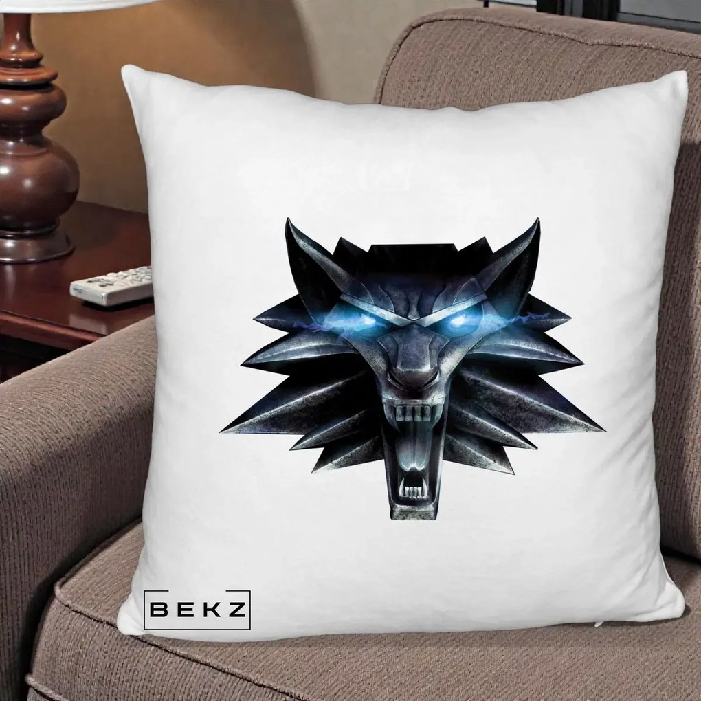Perna Decorativa The Witcher Wolf Head, 40x40 cm, Alb Pufos, Husa Detasabila, Perna Inclusa, BEKZ®