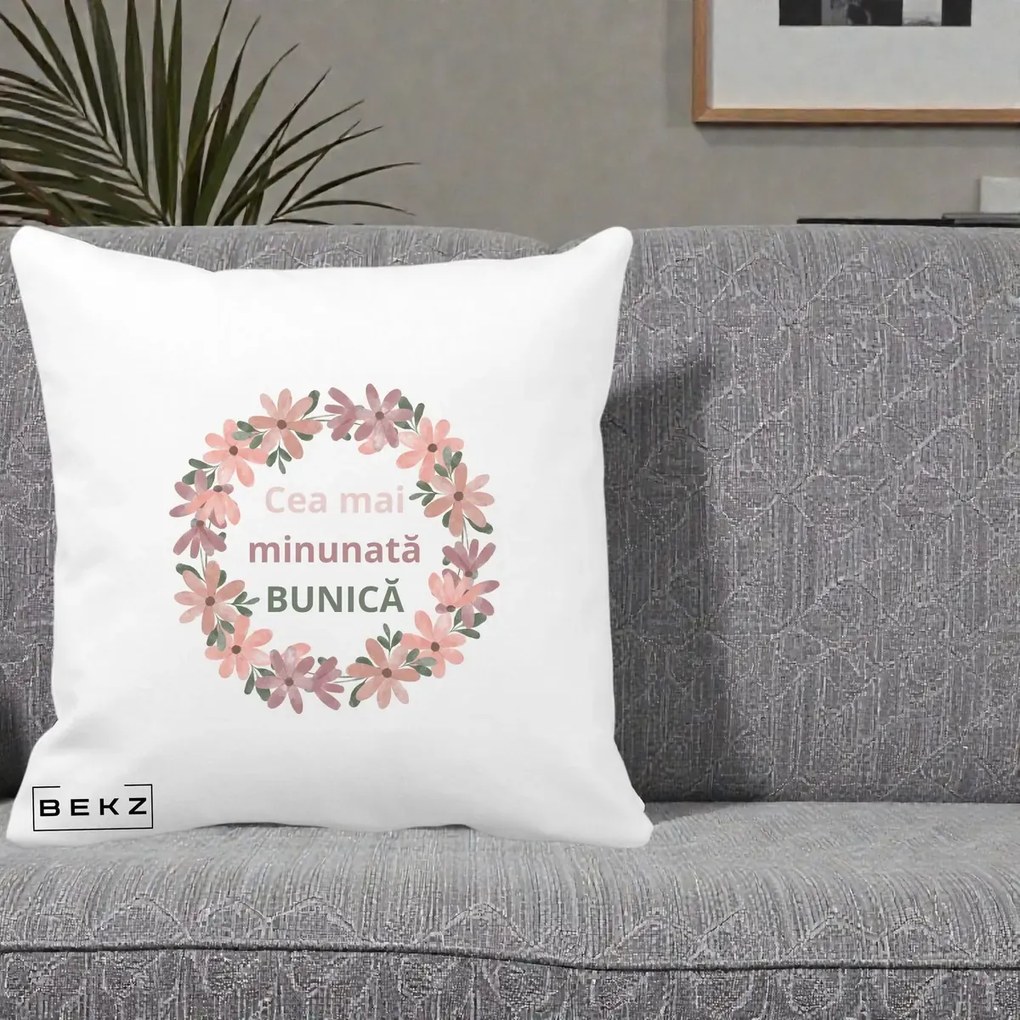 Cadou pentru Bunica - Perna Personalizata Cea Mai Minunata Bunica Coronita Flori Roz, 40x40 cm, Alba Mata, Husa Detasabila, Perna Inclusa, BEKZ®