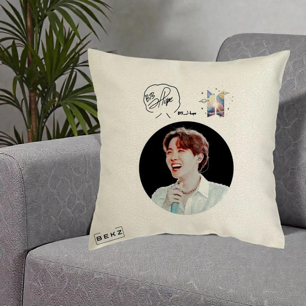 Perna Personalizata K-pop BTS J-Hope Portret cu Autograf, 40x40 cm, Ecru, Husa Detasabila, Perna Inclusa, BEKZ®