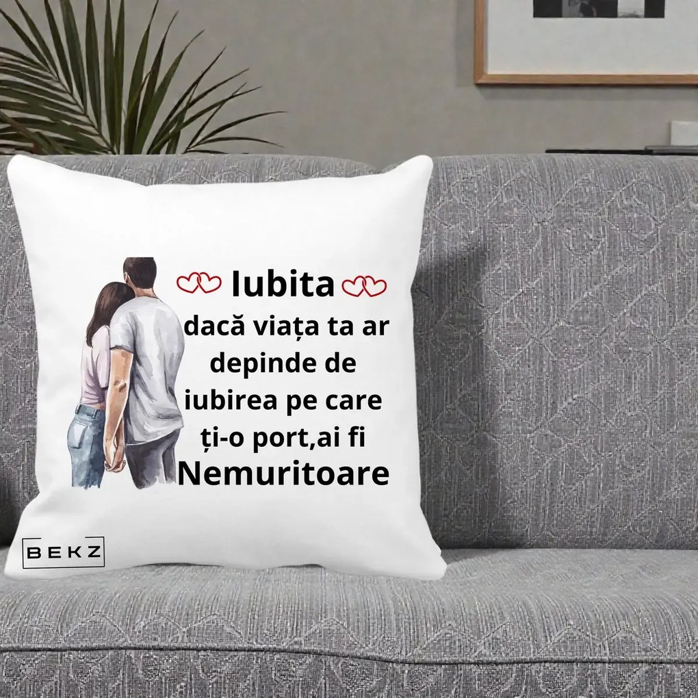 Cadou pentru Iubita - Perna Personalizata Iubita Nemuritoare cu Cuplu Acuarela Roz si Inimi, 40x40 cm, Alba Mata, Husa Detasabila, Perna Inclusa, BEKZ®