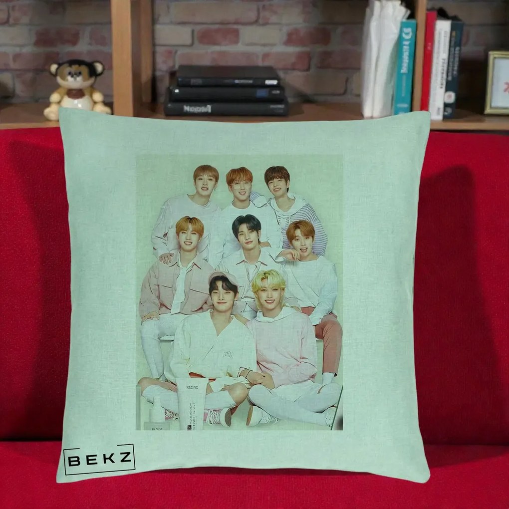 Perna Personalizata K-pop Stray Kids Foto Grup Pastel Roz-Alb cu 8 Membrii, 40x40 cm, Verde Menta, Husa Detasabila, Perna Inclusa, BEKZ®