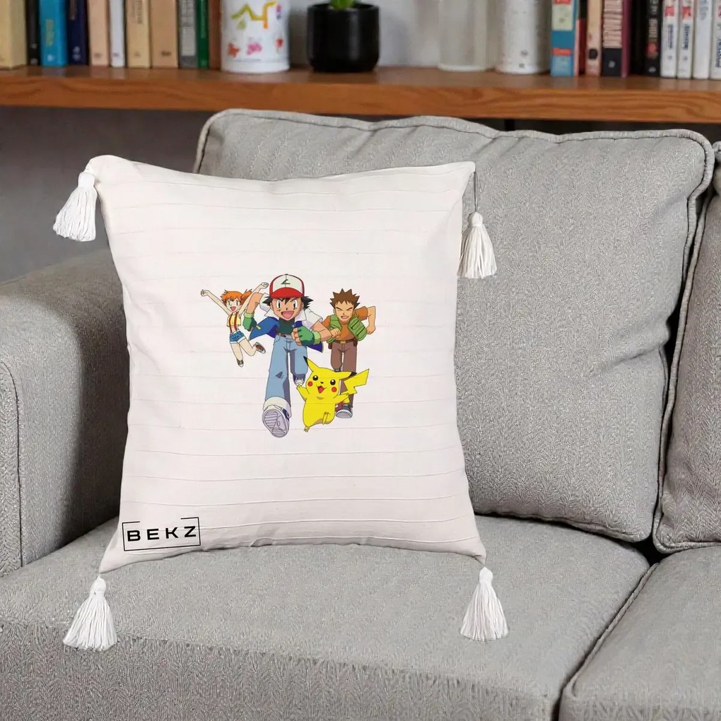 Perna Personalizata Pokemon Ash Misty Brock si Pikachu, 40x40 cm, Bej cu Franjuri, Husa Detasabila, Perna Inclusa, BEKZ®