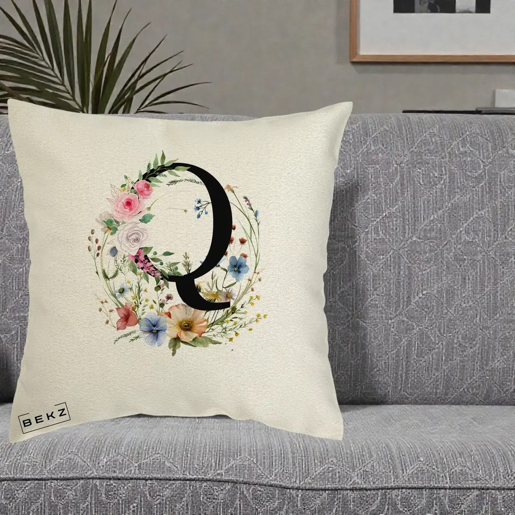 Perna personalizata cu initiala Q, coronita florala, 40x40 cm cu Umplutura, Ecru, BEKZ