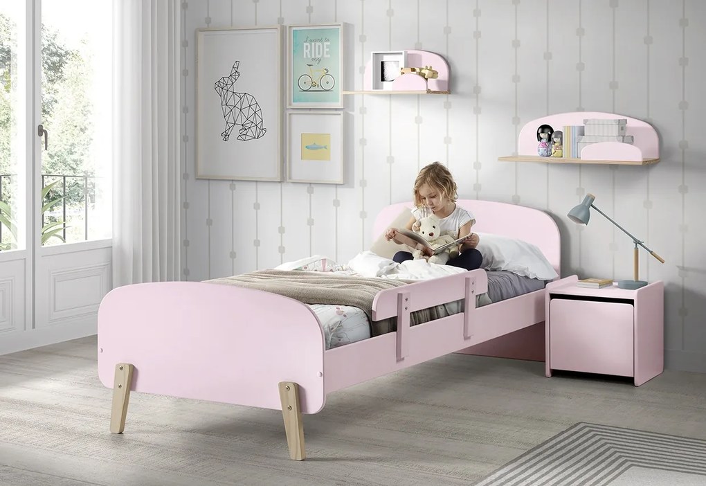Set KIDDY în roz format dintr-un Pat copii (90x200), noptieră, 2 rafturi de perete (45 și 65 cm) și o bară de siguranță.