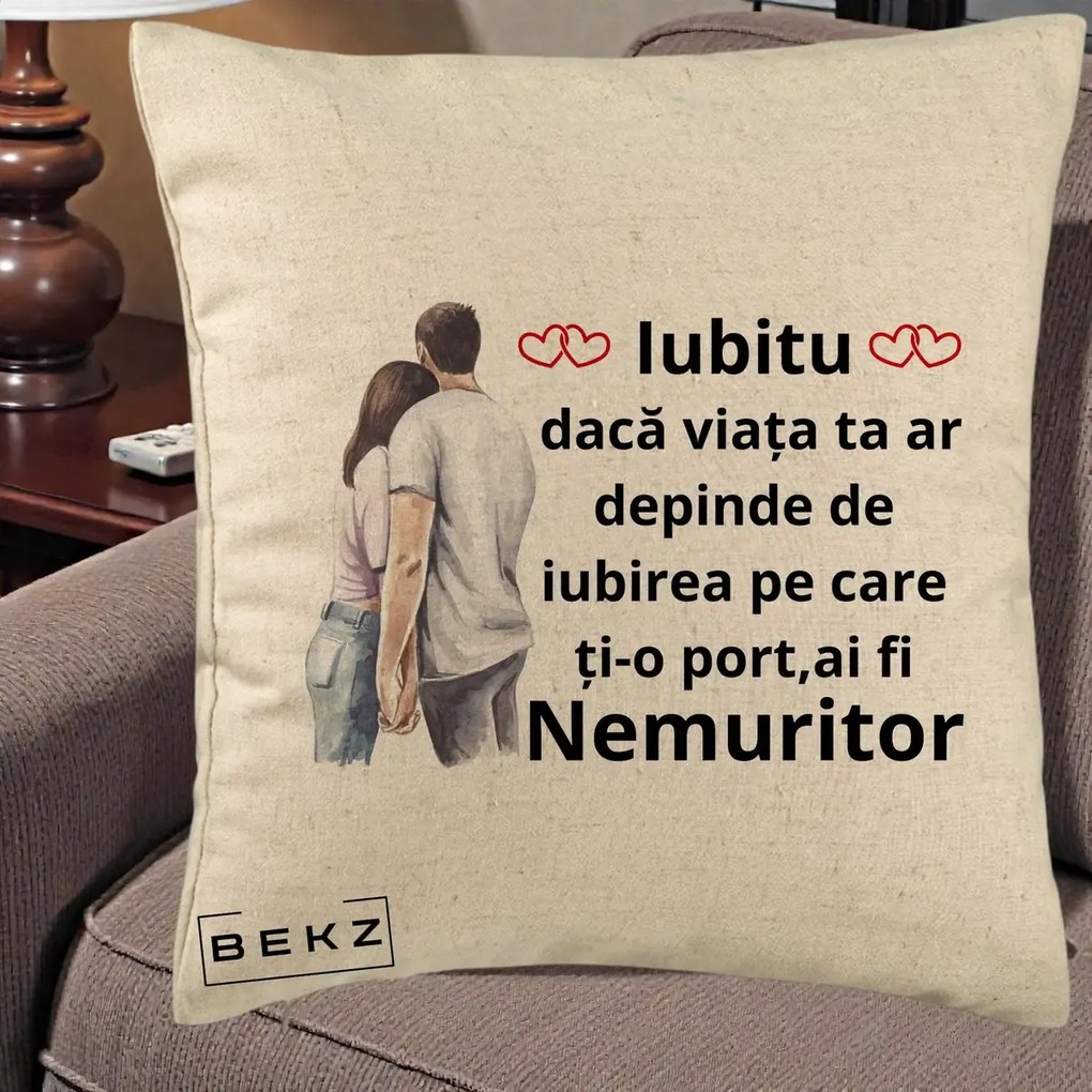 Cadou pentru Iubita - Perna Personalizata Iubitu Nemuritor cu Cuplu Acuarela si Inimi Rosii, 40x40 cm, Bej, Husa Detasabila, Perna Inclusa, BEKZ®