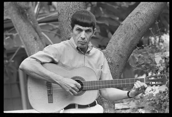 Fotografie Leonard Nimoy plays guitar, 1966, Suero, Orlando