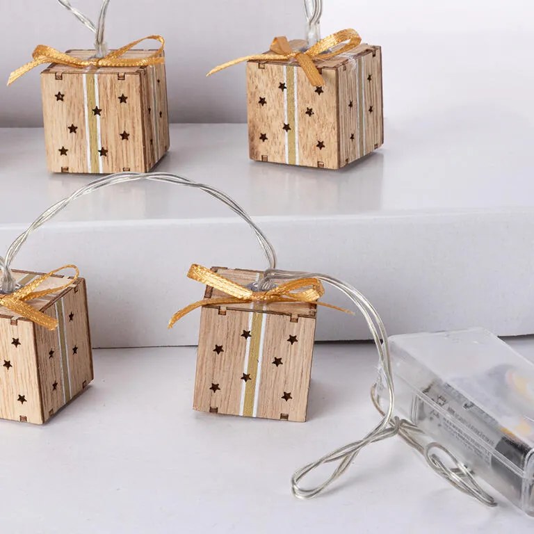 Lanţul luminos cu cadouri din lemn