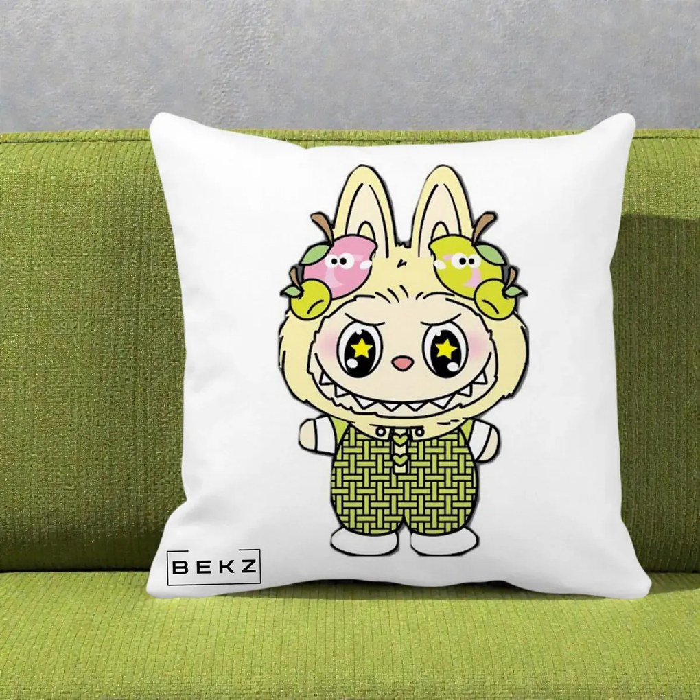 Perna Personalizata Labubu Galben cu Mere si Salopeta, 40x40 cm, Alba Mata, Husa Detasabila, Perna Inclusa, BEKZ®