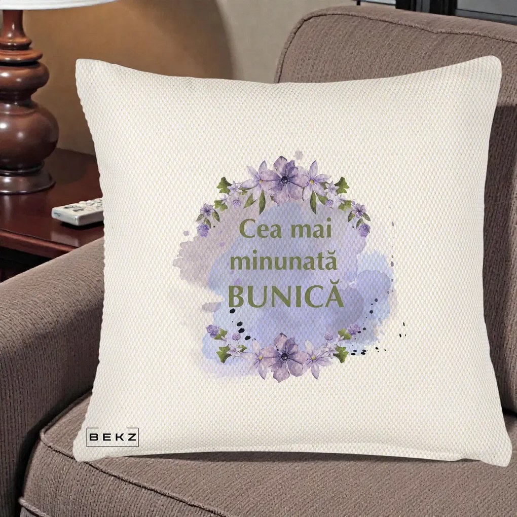 Cadou pentru Bunica - Perna Personalizata Cea Mai Minunata Bunica Flori Mov Acuarela Verde, 40x40 cm, Crem Reliefat, Husa Detasabila, Perna Inclusa, BEKZ®