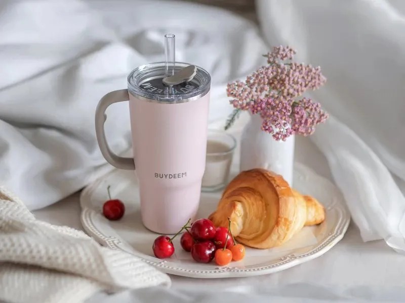 Cană termică cu pai încorporat Buydeem DS57-P, 700 ml, menține temperatura (cald/rece) până la 6 ore, izolație sub vid, oțel inoxidabil, fără BPA, roz