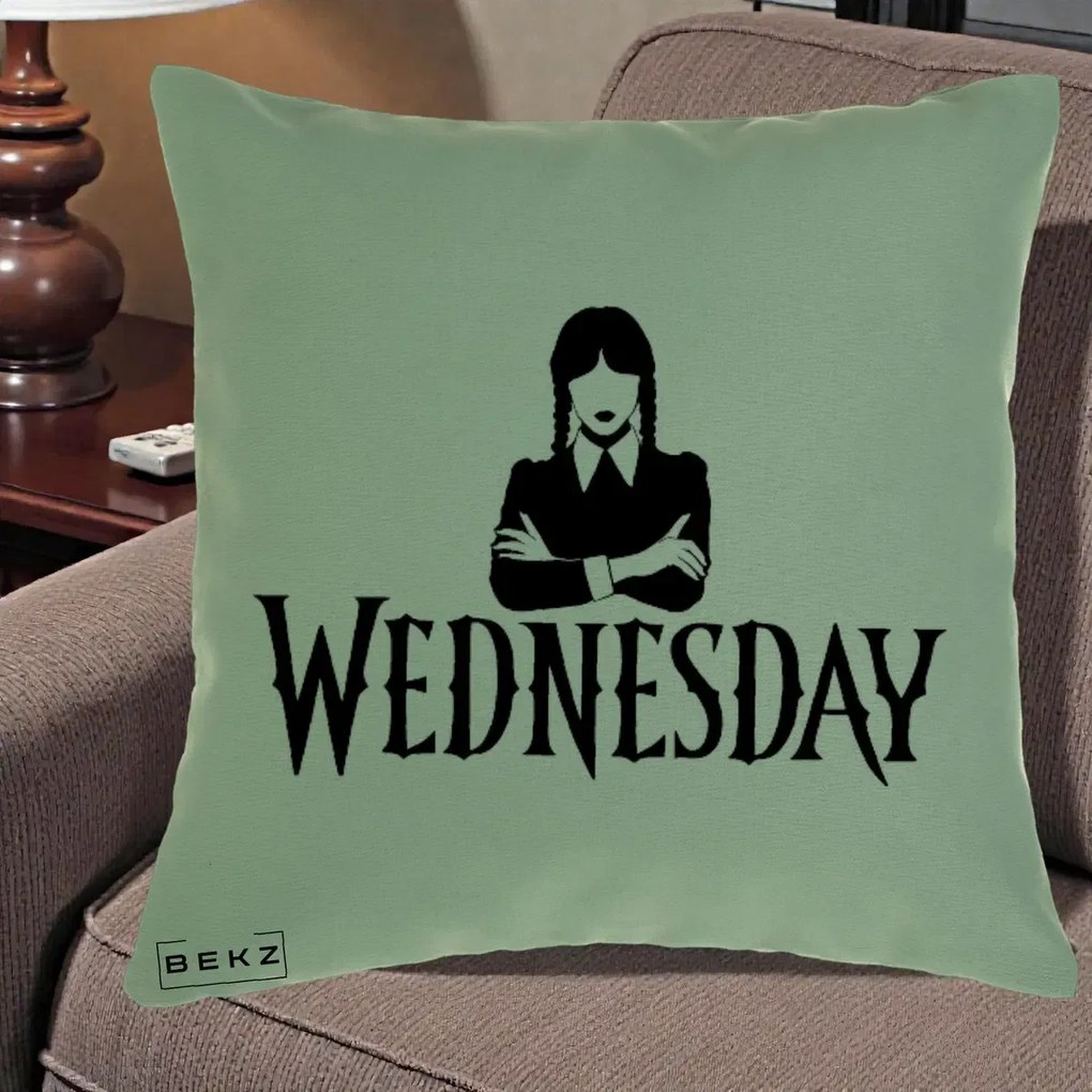 Perna Personalizata Wednesday Addams cu Brate Incrucisate, 40x40 cm, Verde, Husa Detasabila, Perna Inclusa, BEKZ®