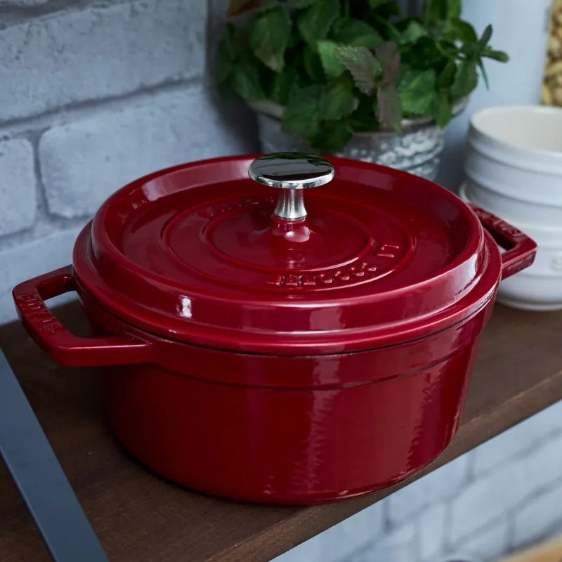 Oala din fonta Staub La Cocotte 40502-278-0, 6,7 l, 28 cm, de la -20°C pana la 260 °C, Emailata, Capac cu structura anti-picaturi, Toate plitele inclusiv inductie, Bordeaux