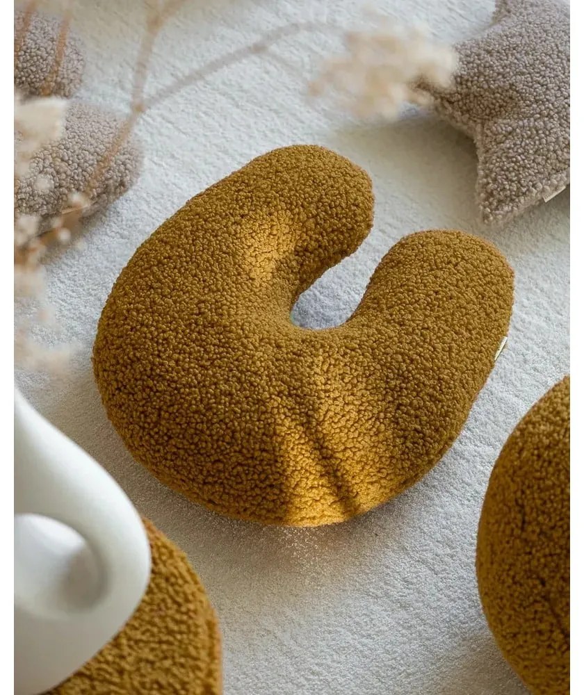 Pernă decorativă pentru copii maro cu tapițerie din țesătură bouclé U – Wigiwama