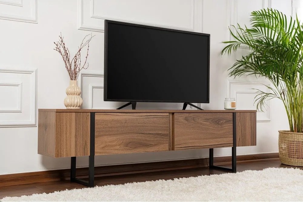 Comodă TV în culoare naturală închisă cu aspect de lemn de nuc 180x50x29,5 cm Serenity – Kalune Design