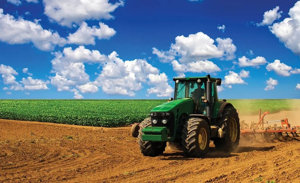 Fototapet - Tractor verde pe teren (254x184 cm)