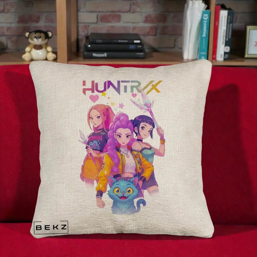 Perna Personalizata K-pop HUNTRX Trio Foto cu Pisica, 40x40 cm, Bej Canapea, Husa Detasabila, Perna Inclusa, BEKZ®