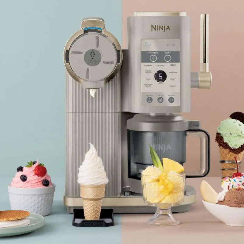 Aparat de facut inghetata 13in1 Ninja CREAMi Scoop & Swirl™ NC701EUSTGD, 800 W, 13 programe, Maneta cu 3 trepte pentru cornete, CreamiFit, Creamify, 2 cupe de 473 ml, Personalizare, Crem/Auriu