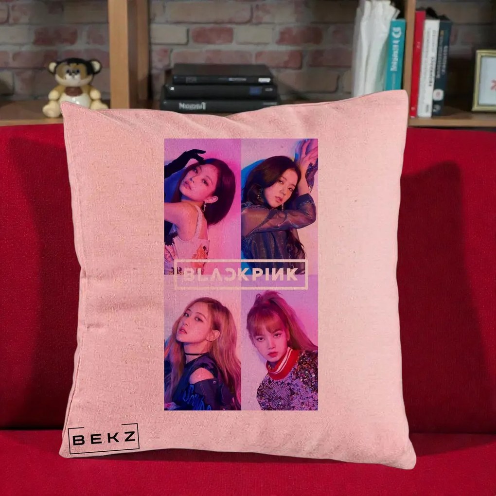 Perna Personalizata K-pop BLACKPINK Poster Colaj 4 Membre Violet Roz, 40x40 cm, Roz, Husa Detasabila, Perna Inclusa, BEKZ®