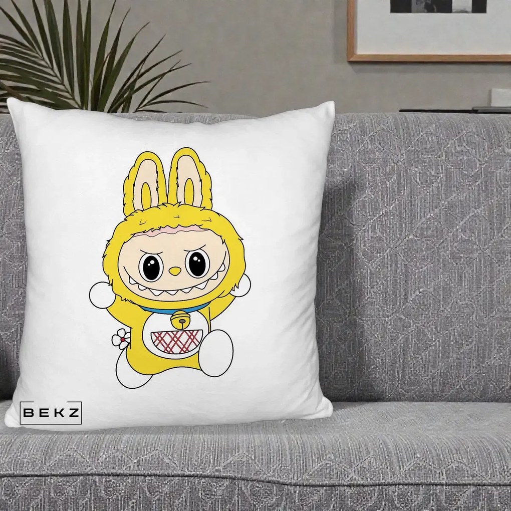 Perna Personalizata Labubu Galben Doraemon, 40x40 cm, Alb Pufos, Husa Detasabila, Perna Inclusa, BEKZ®