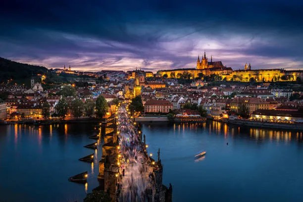 Fotografie Prague, twilight overview of Charles Bridge,, Phillip Chow