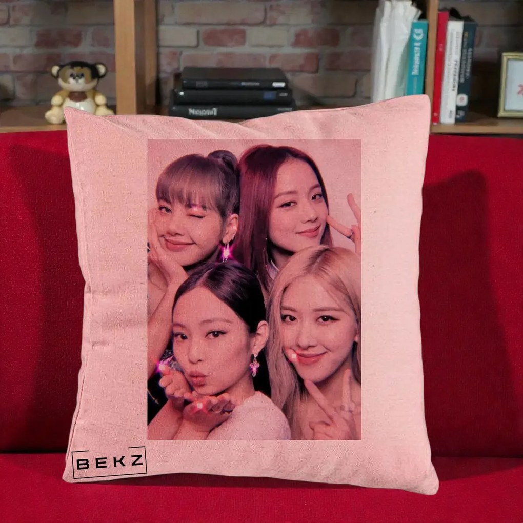 Perna Personalizata K-pop BLACKPINK Foto Grup Selfie Roz cu Glitter, 40x40 cm, Roz, Husa Detasabila, Perna Inclusa, BEKZ®