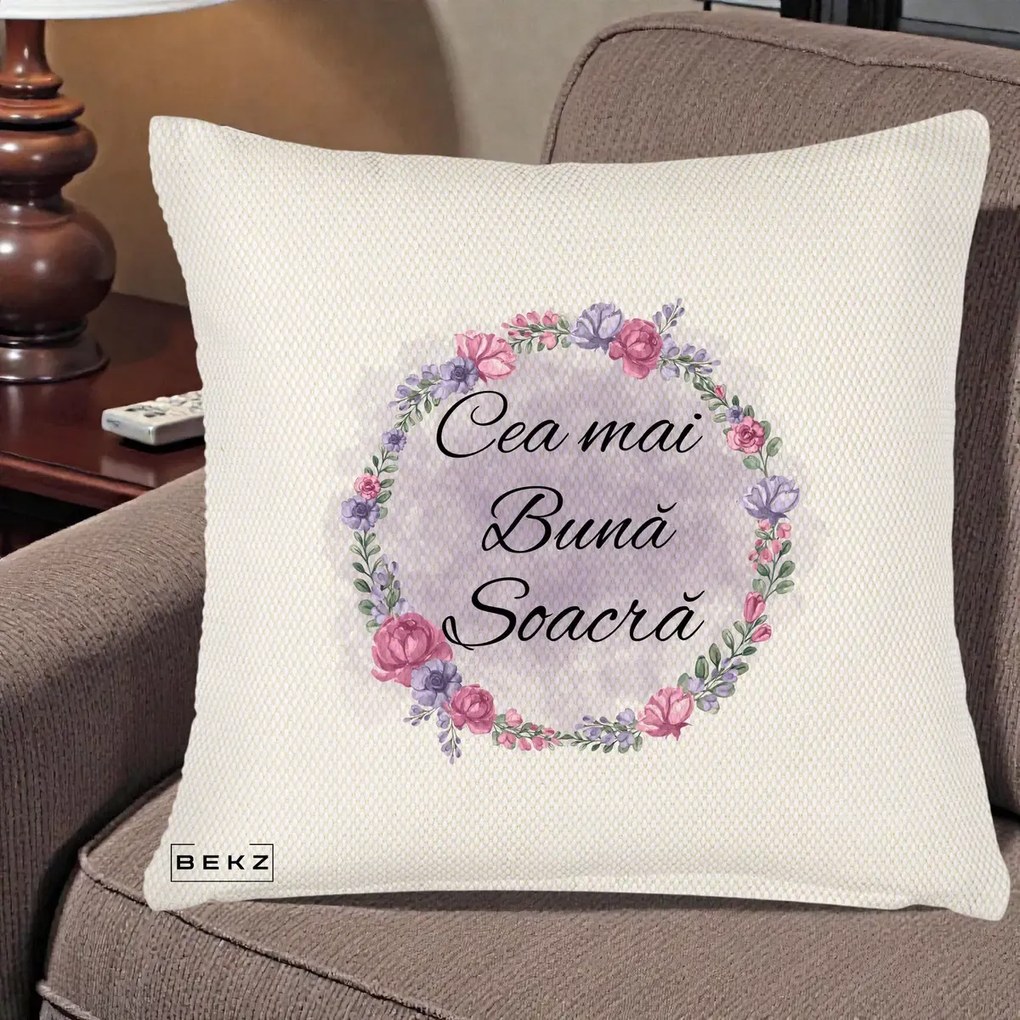 Cadou pentru Soacra - Perna Personalizata Cea mai Buna Soacra cu Coronita Flori Roz si Mov, 40x40 cm, Crem Reliefat, Husa Detasabila, Perna Inclusa, BEKZ®