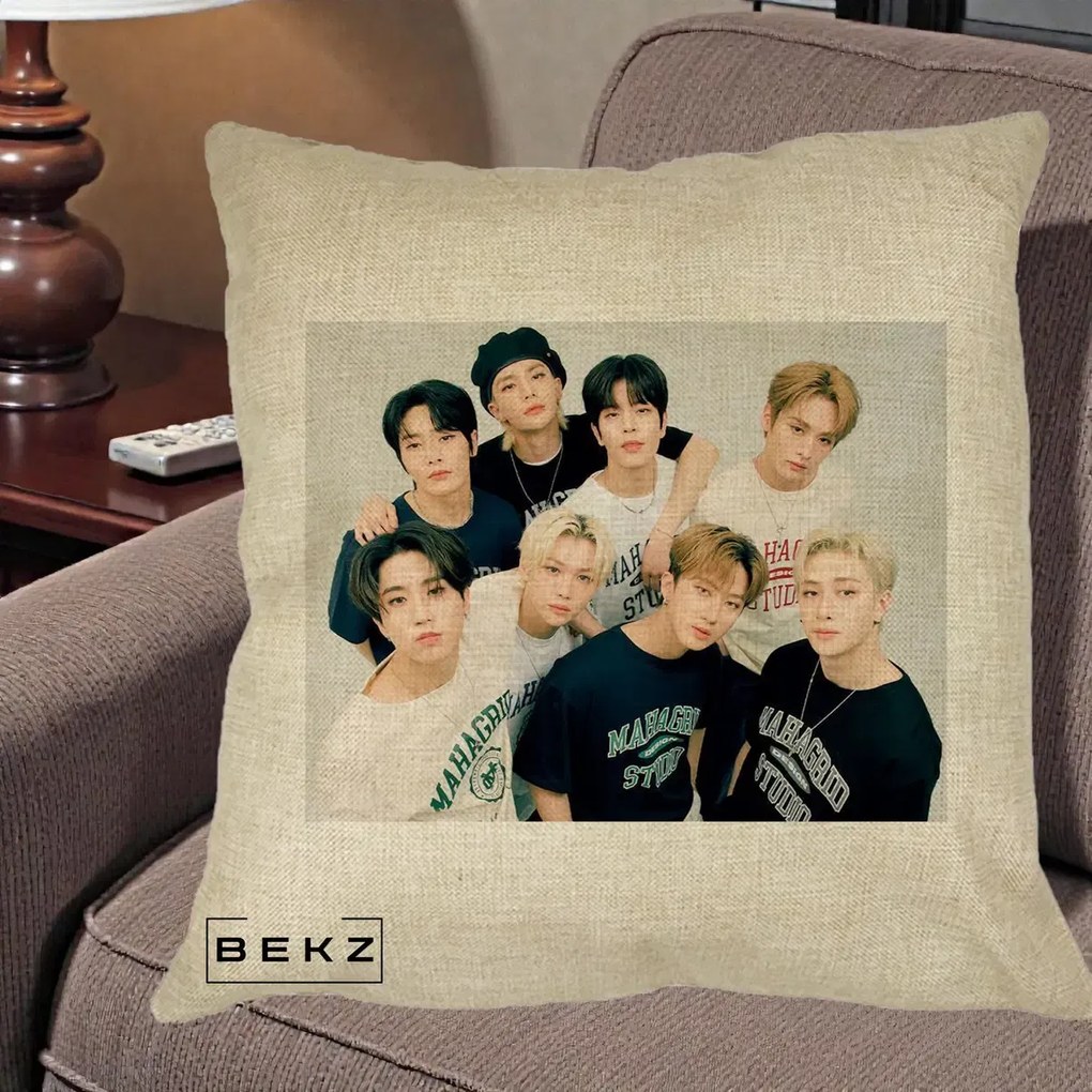 Perna Personalizata K-pop Stray Kids Foto Grup Text, 40x40 cm, Crem, Husa Detasabila, Perna Inclusa, BEKZ®