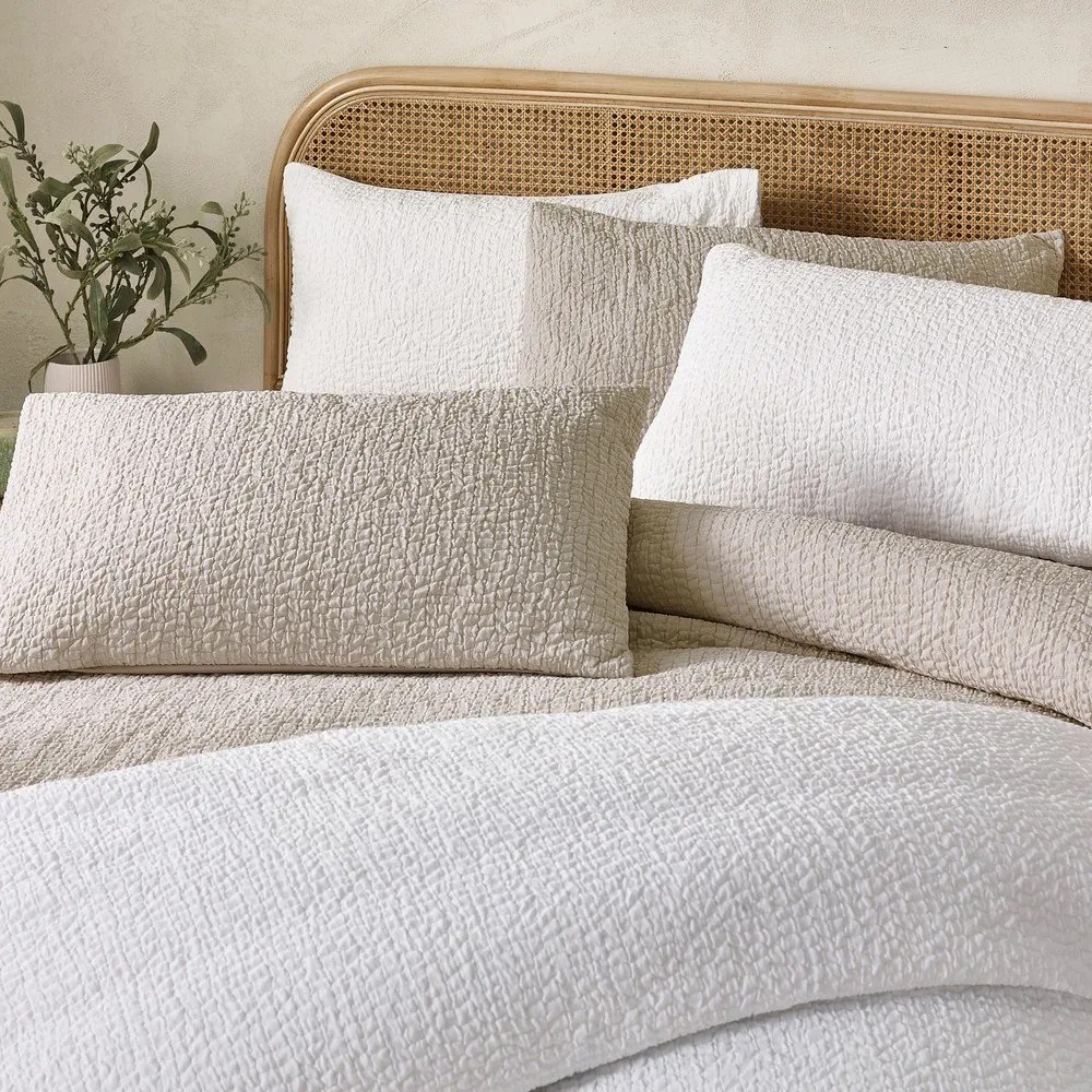 Lenjerie de pat albă din țesătură crep pentru pat de o persoană 135x200 cm Crinkle Seersucker – Catherine Lansfield