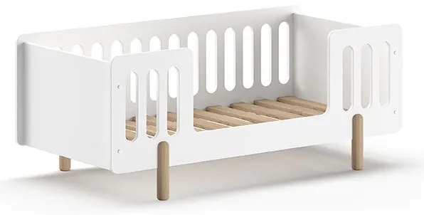 Pat pentru copii mici SMILE, 70 x 140 cm, alb, cu balustradă de protecție și picioare rotunjite din lemn natural – Vipack