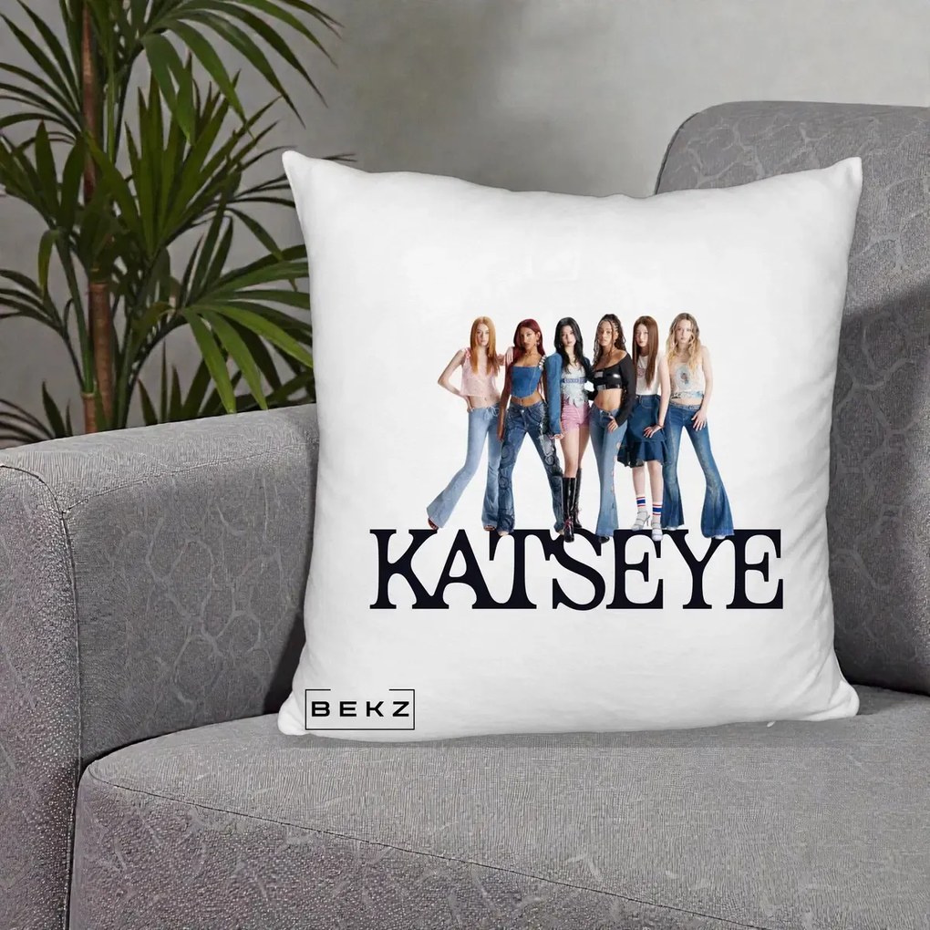 Perna Personalizata K-pop KATSEYE Foto Grup Blugi, 40x40 cm, Alb Pufos, Husa Detasabila, Perna Inclusa, BEKZ®