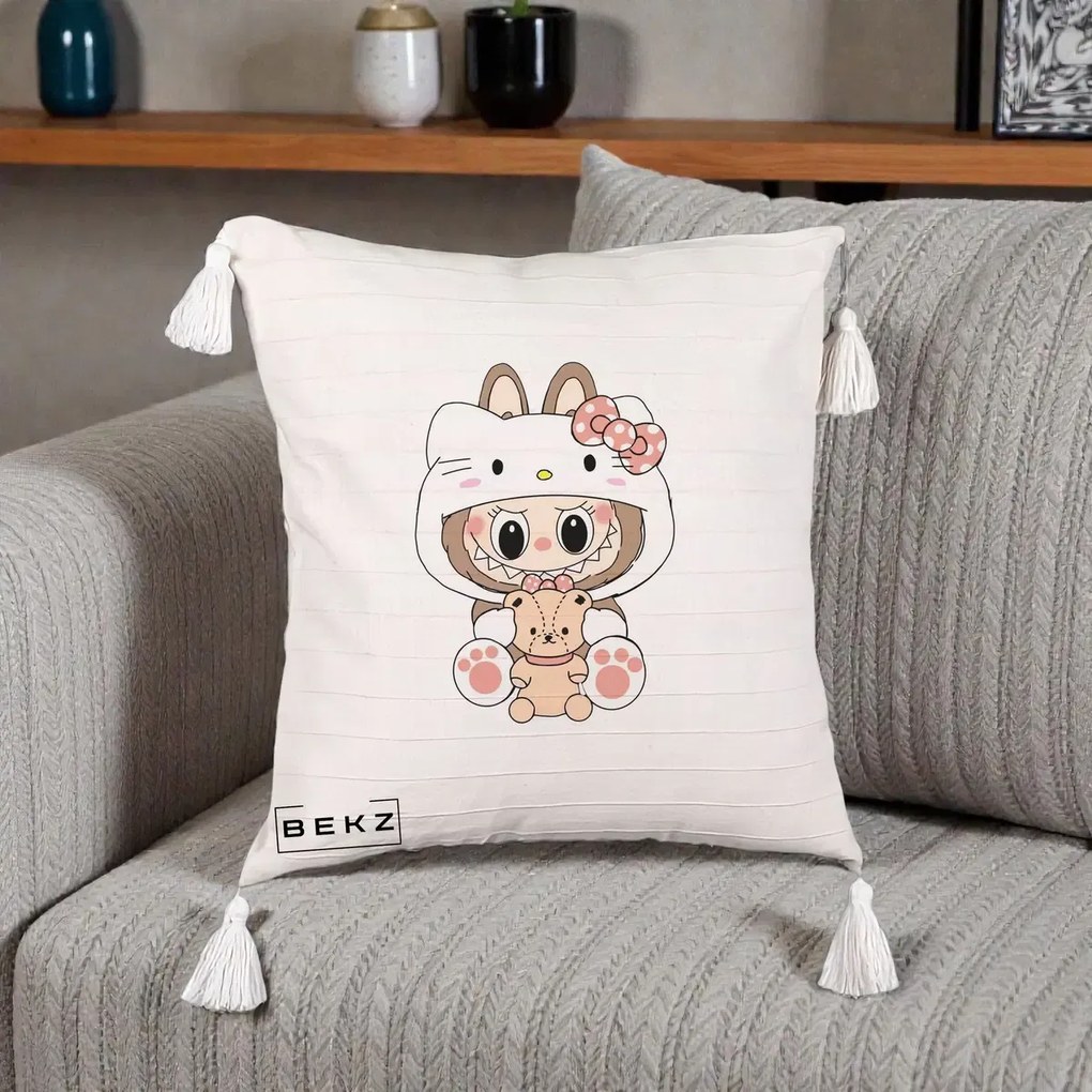 Perna Personalizata Labubu x Hello Kitty, 40x40 cm, Bej cu Franjuri, Husa Detasabila, Perna Inclusa, BEKZ®