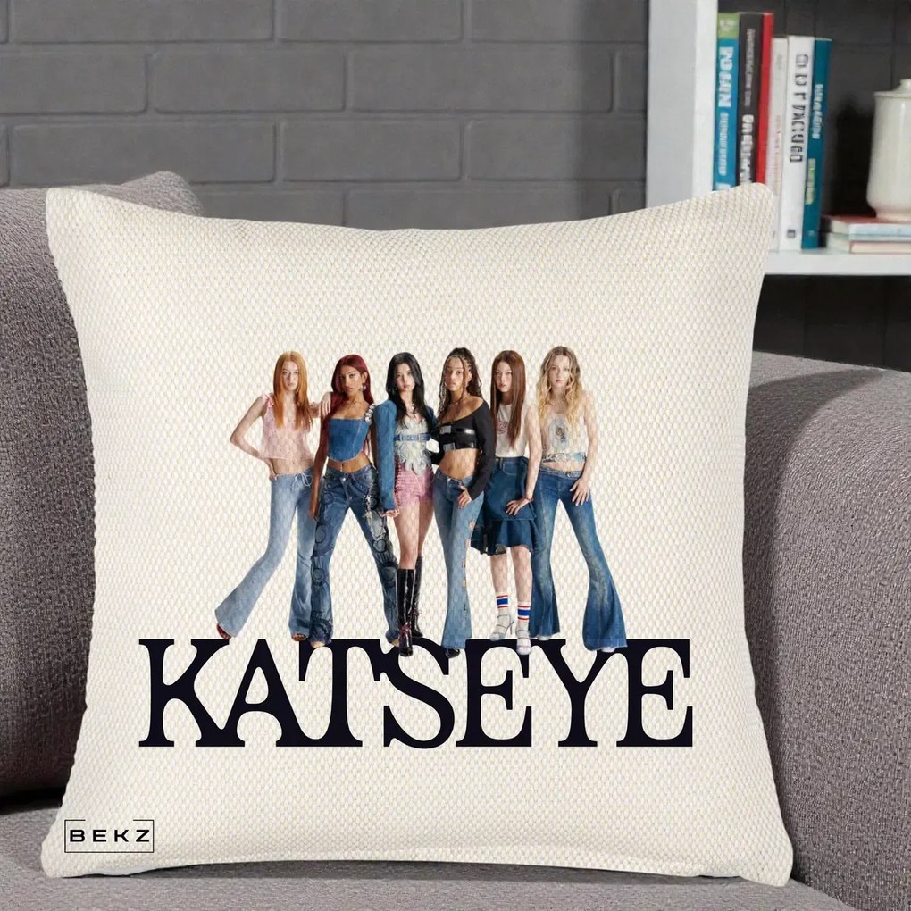 Perna Personalizata K-pop KATSEYE Foto Grup Blugi, 40x40 cm, Crem Reliefat, Husa Detasabila, Perna Inclusa, BEKZ®