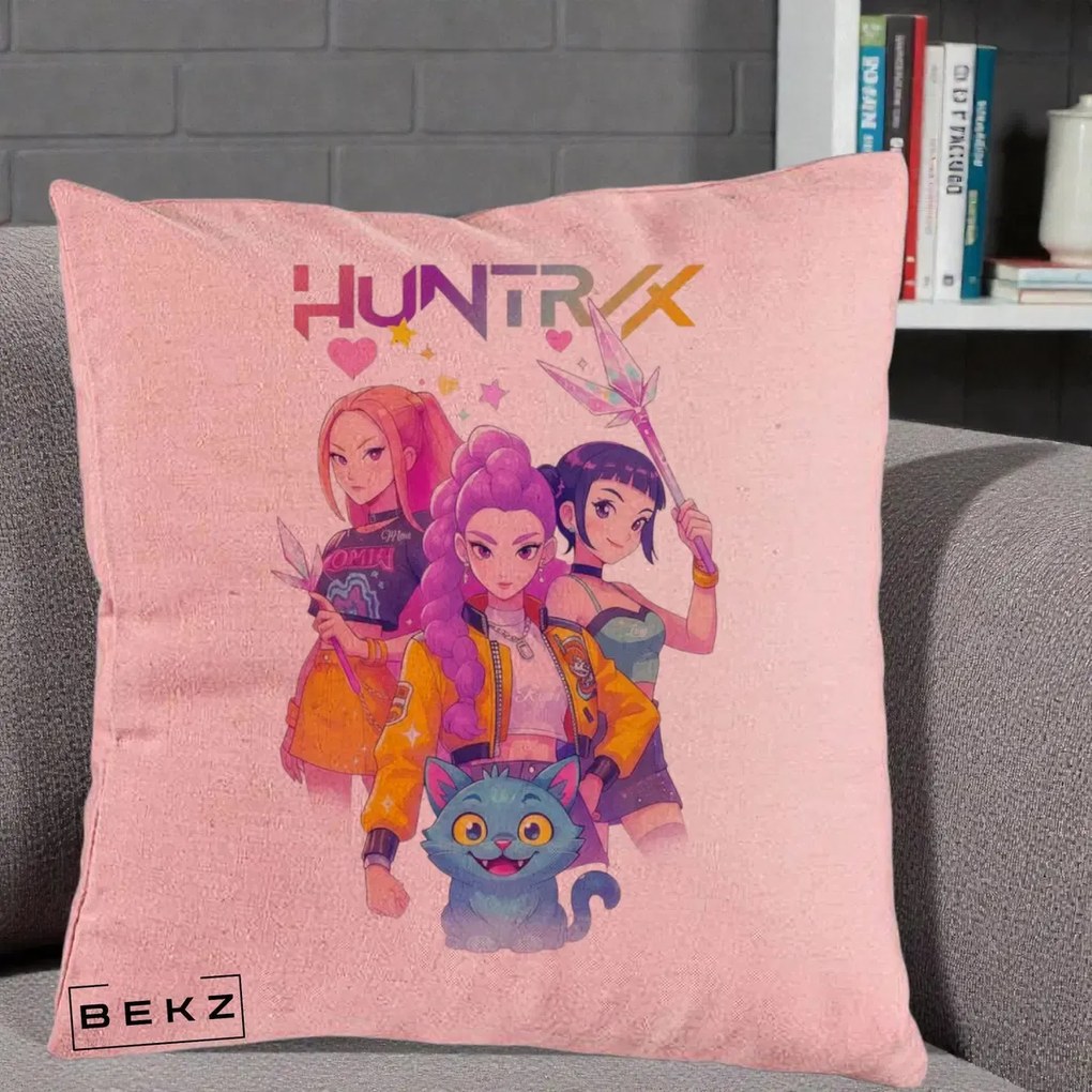 Perna Personalizata K-pop HUNTRX Trio Foto cu Pisica, 40x40 cm, Roz, Husa Detasabila, Perna Inclusa, BEKZ®