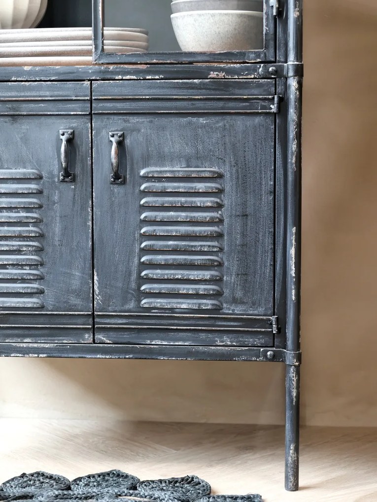 Dulap vitrină industrial din metal, negru, cu 2 uși vitrate, 2 uși cu jaluzele și 3 rafturi, finisaj antichizat, 140 x 60 x 38,5 cm, „Forge”
